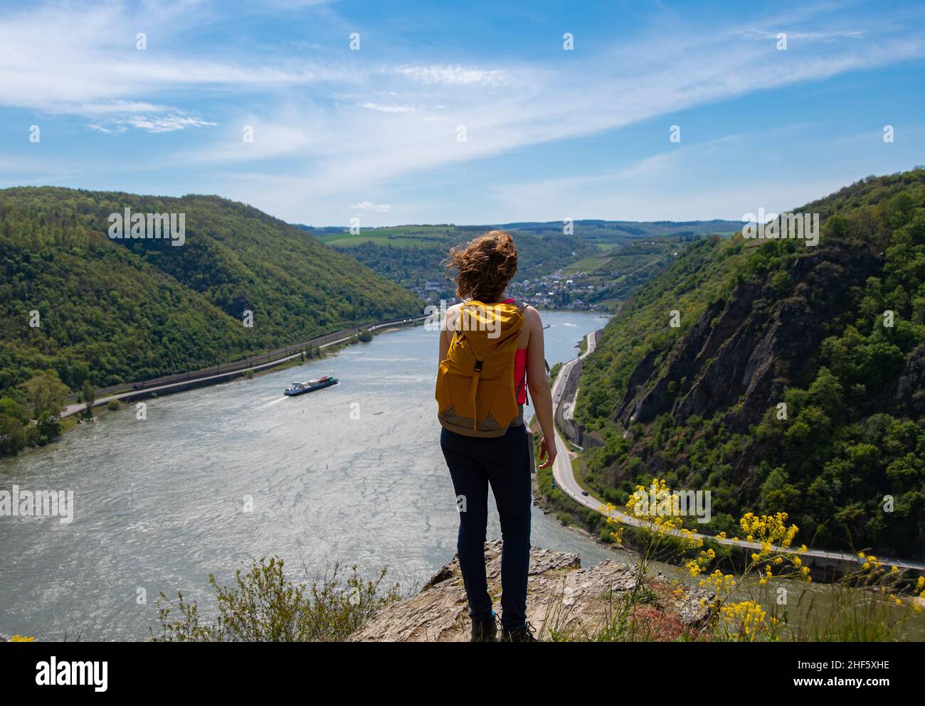 Un escursionista gode della vista sulla valle centrale del Reno al sole Foto Stock