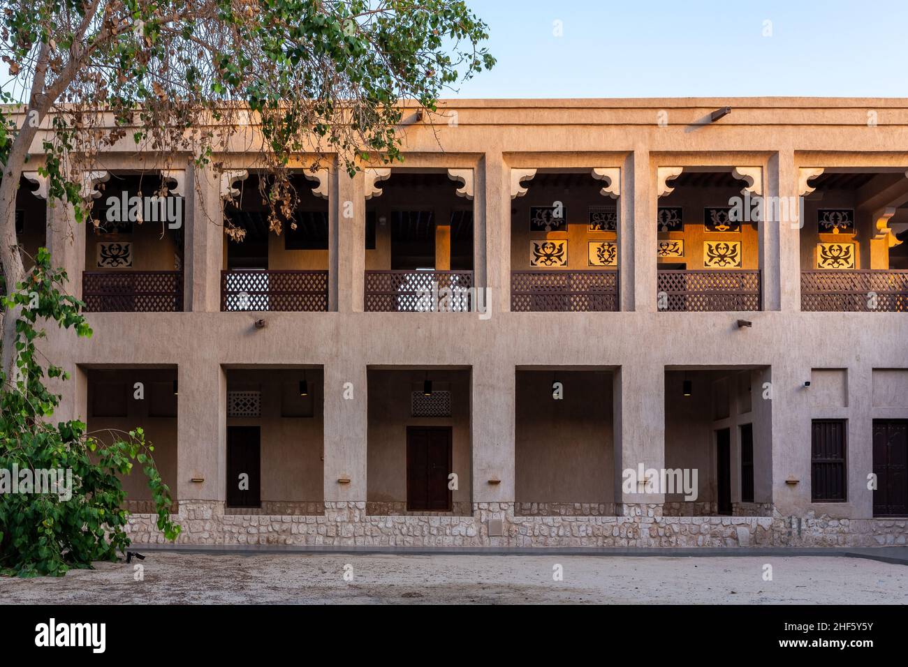 Dubai, Emirati Arabi Uniti, 27.09.21. Casa dello Sceicco Saeed al Maktoum, parte del Museo di Shindagha, edificio tradizionale di stile arabo con chiostri e arabo Foto Stock