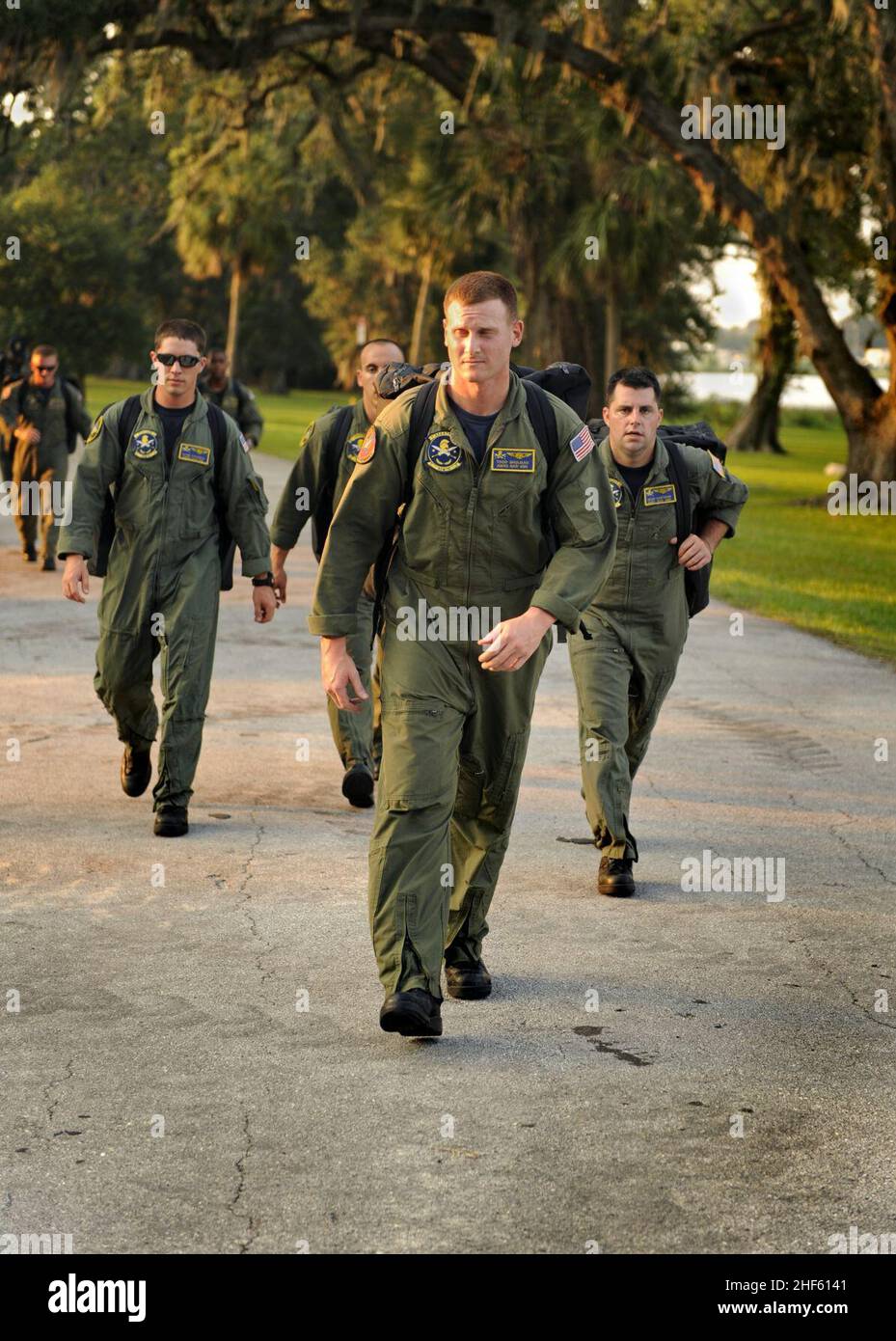 Nuotatori di ricerca e salvataggio, assegnati agli Spartani dell'elicottero Squadrone dello sciopero marittimo (HSM) 70, 090609 Foto Stock