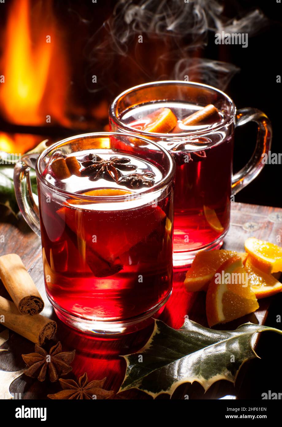 Il gusto di Natale, una classe di riscaldamento di Natale VIN brulé da un fuoco aperto Foto Stock