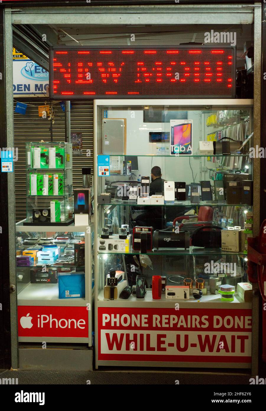 Telefono cellulare riparazione stallo Bury mercato stallo mentre u aspettare iphone riparazioni, sto assumendo che altre riparazioni sono effettuate. Ha fatto una passeggiata intorno Bury UK Foto Stock