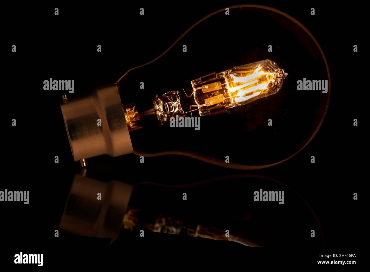 Lampadina illuminata senza elettricità o cavi. Lampadina magica Foto Stock