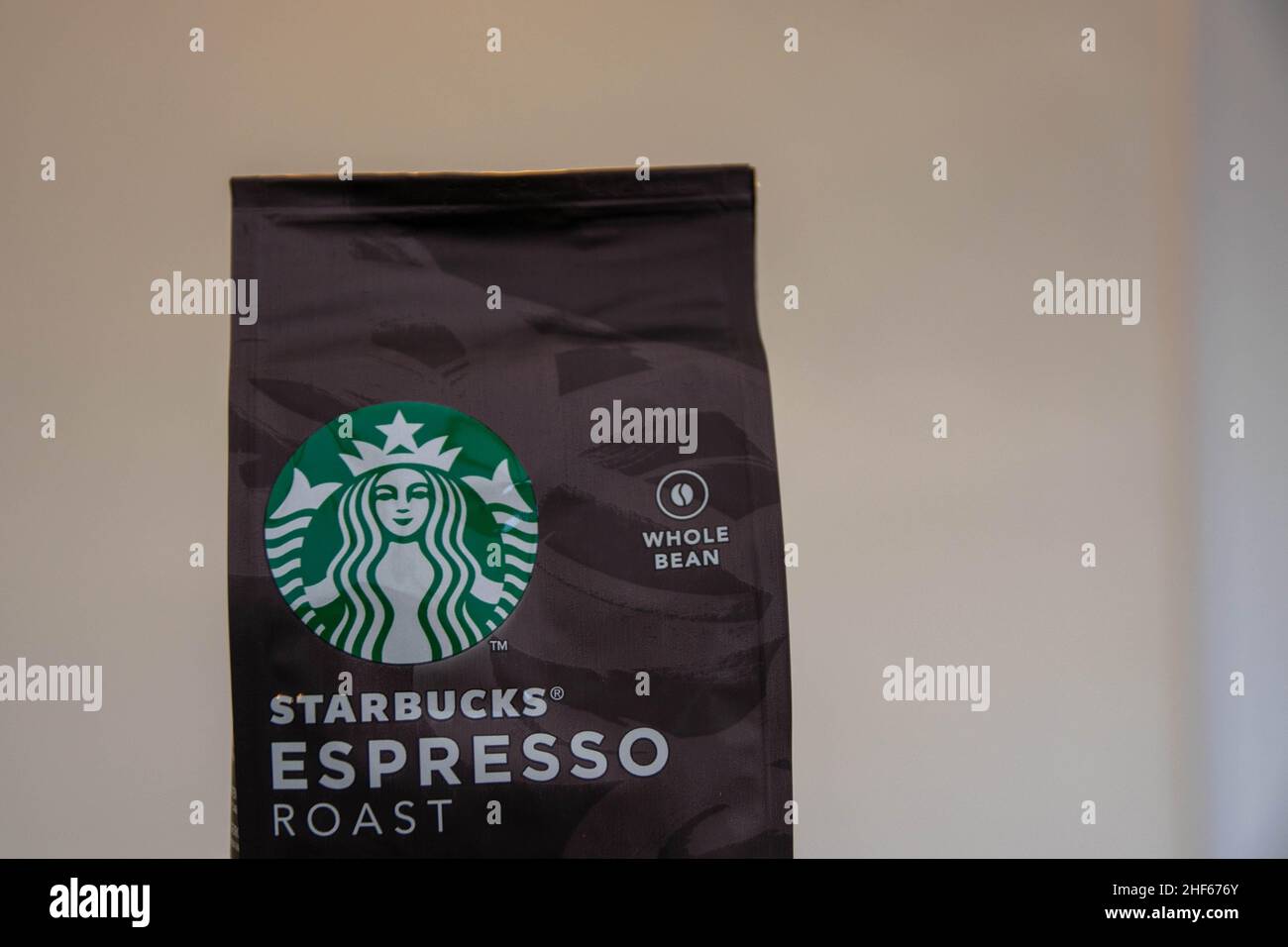Durham, UK - 20 Nov 2020: Starbucks Dark Roast espresso in chicchi interi con ricche note di caramello. Confezionato per i clienti per portarsi a casa e farsi. Foto Stock
