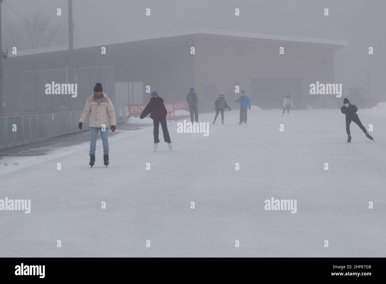 Halifax, nuova Scozia, Canada. 14 gennaio 2022. La nebbia si getta sulla città, pattinatori sull'ovale Halifax Emera nella nebbia, Foto Stock