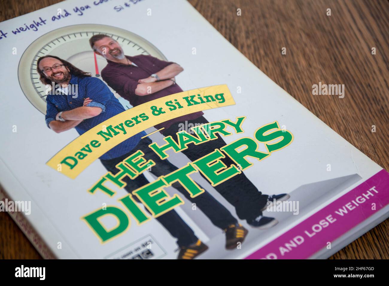 Durham, UK - 20 Nov 2020: Si King e David Myers dieters Hairy Celebrity libro di cuoco dai Hairy Bikers. I cuochi delle celebrità insegnano come cucinare il cibo reale ma s Foto Stock