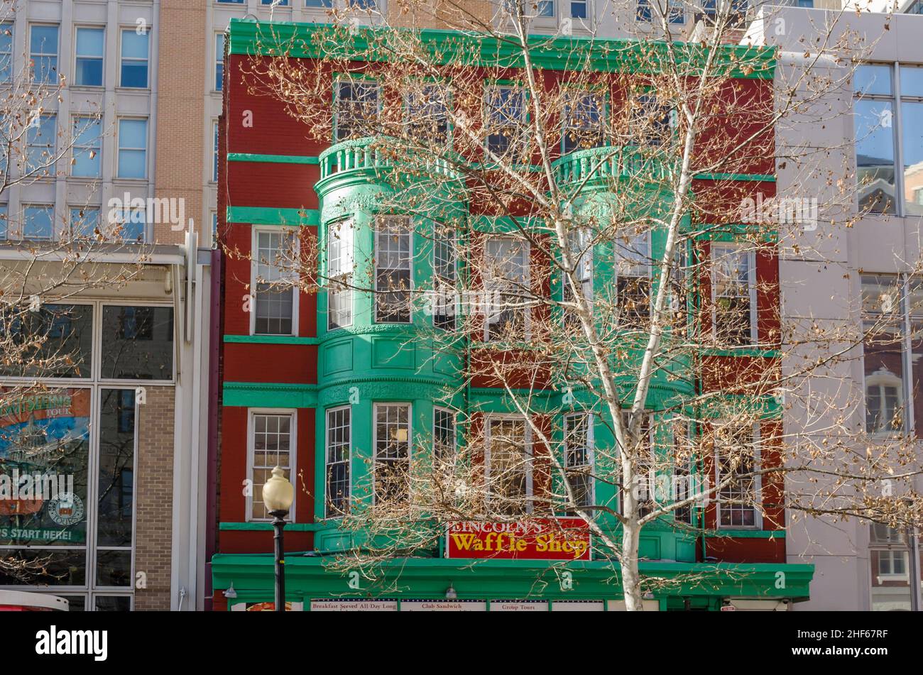 Facciata di negozi di waffle multicolore nella storica Georgetown e in uno splendido quartiere. WASHINGTON DC, VA, USA Foto Stock