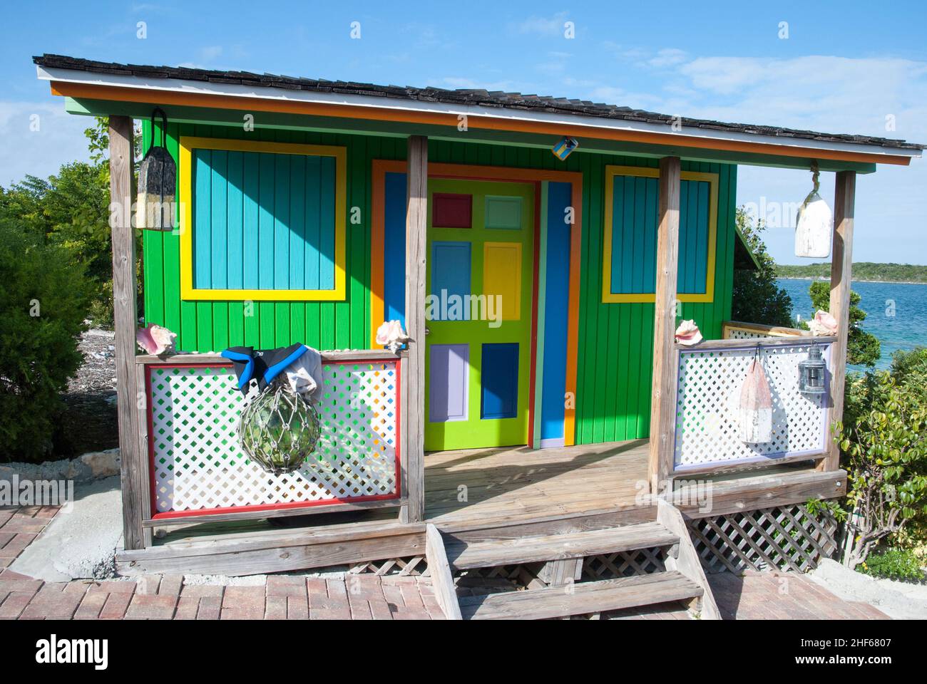 Il colorato rifugio in legno sull'isola turistica disabitata Half Moon Cay (Bahamas). Foto Stock