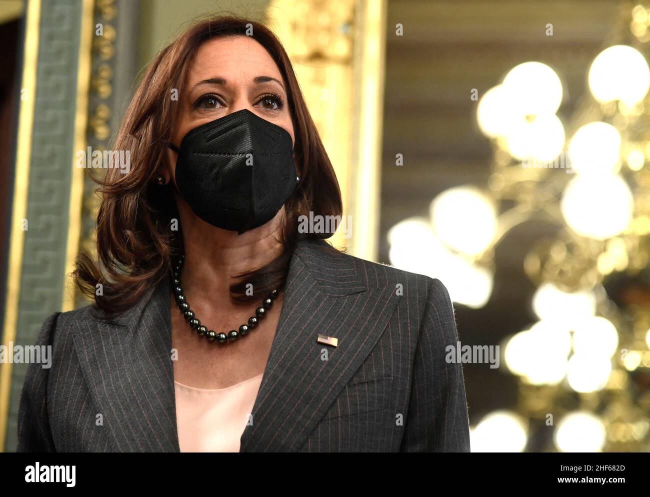 Il vicepresidente Kamala Harris fa osservazioni sulle prospettive della legge sui diritti di voto dell'amministrazione dopo aver condotto il giuramento del capo del protocollo del Dipartimento di Stato Rufus Gifford, nel suo ufficio cerimoniale, venerdì 14 gennaio 2022, a Washington, CC. Gifford, ex ambasciatore statunitense in Danimarca, avrà un ruolo guida nell'impegno diplomatico per l'amministrazione del presidente Biden. ISP POOL Foto di Mike Theiler/Pool/ABACAPRESS.COM Foto Stock