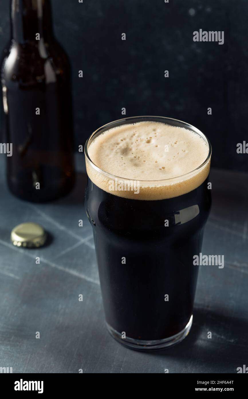 Rinfrescante birra Irish Stout fredda in un bicchiere di pinta Foto Stock