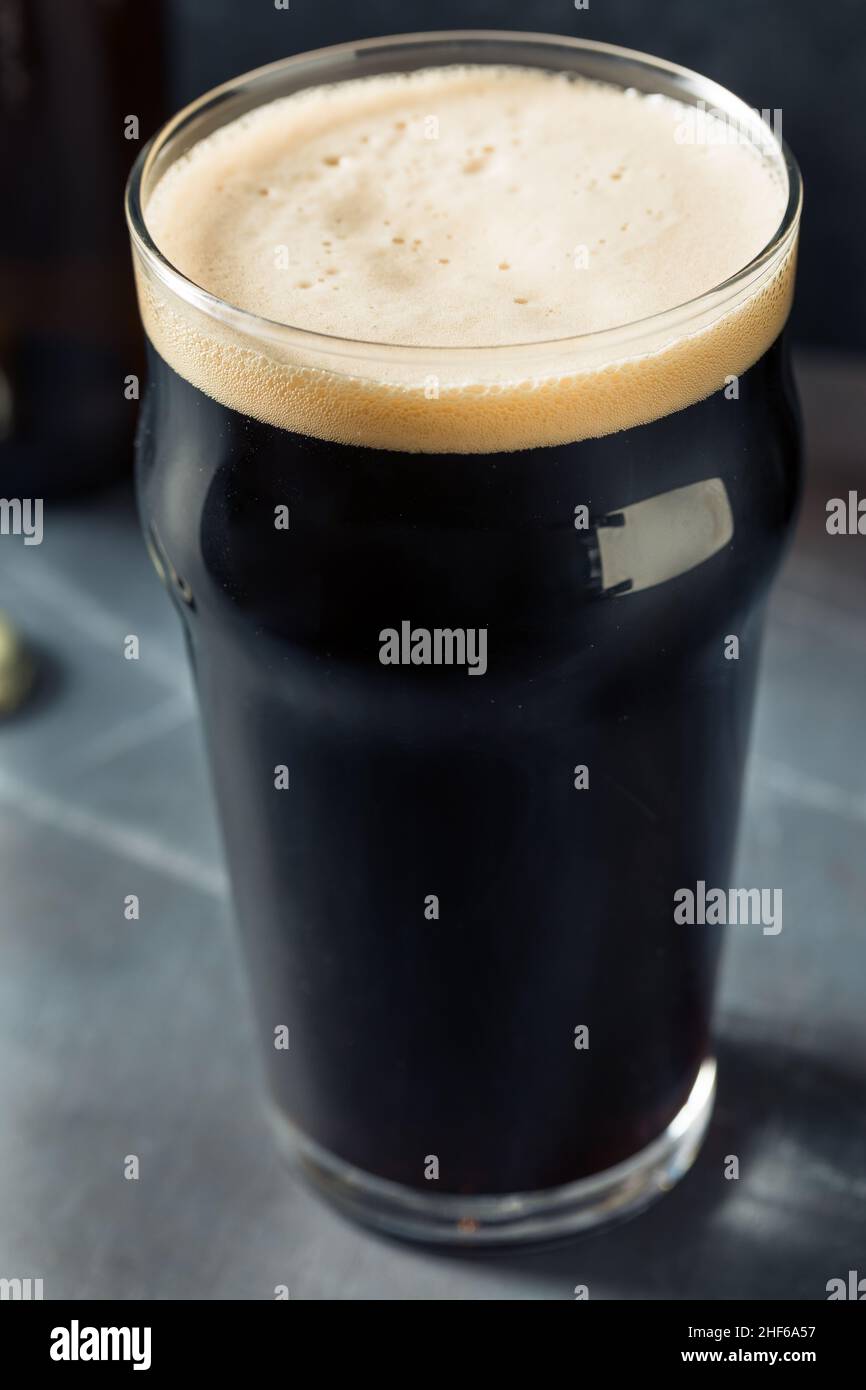 Rinfrescante birra Irish Stout fredda in un bicchiere di pinta Foto Stock