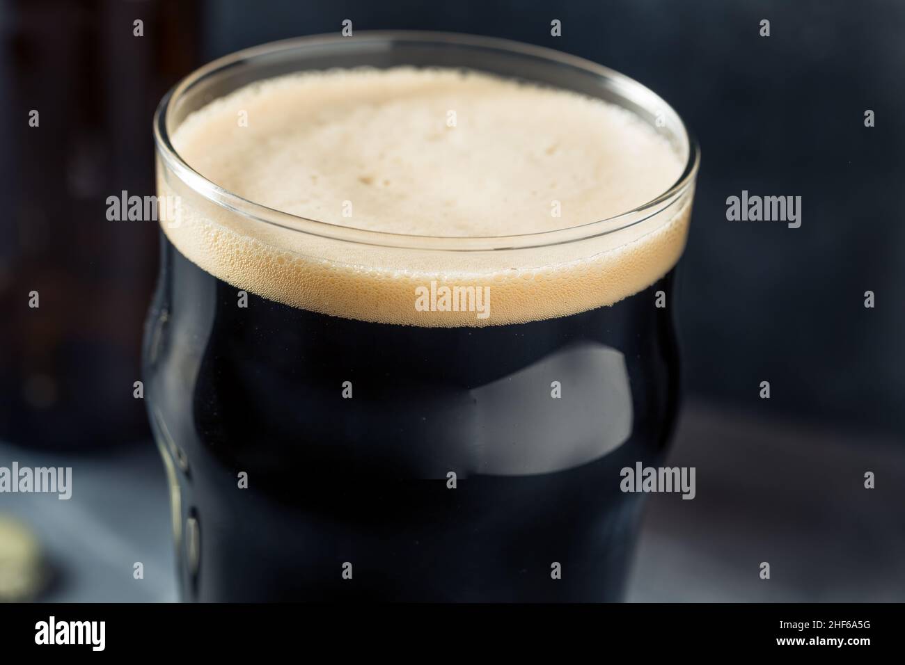 Rinfrescante birra Irish Stout fredda in un bicchiere di pinta Foto Stock