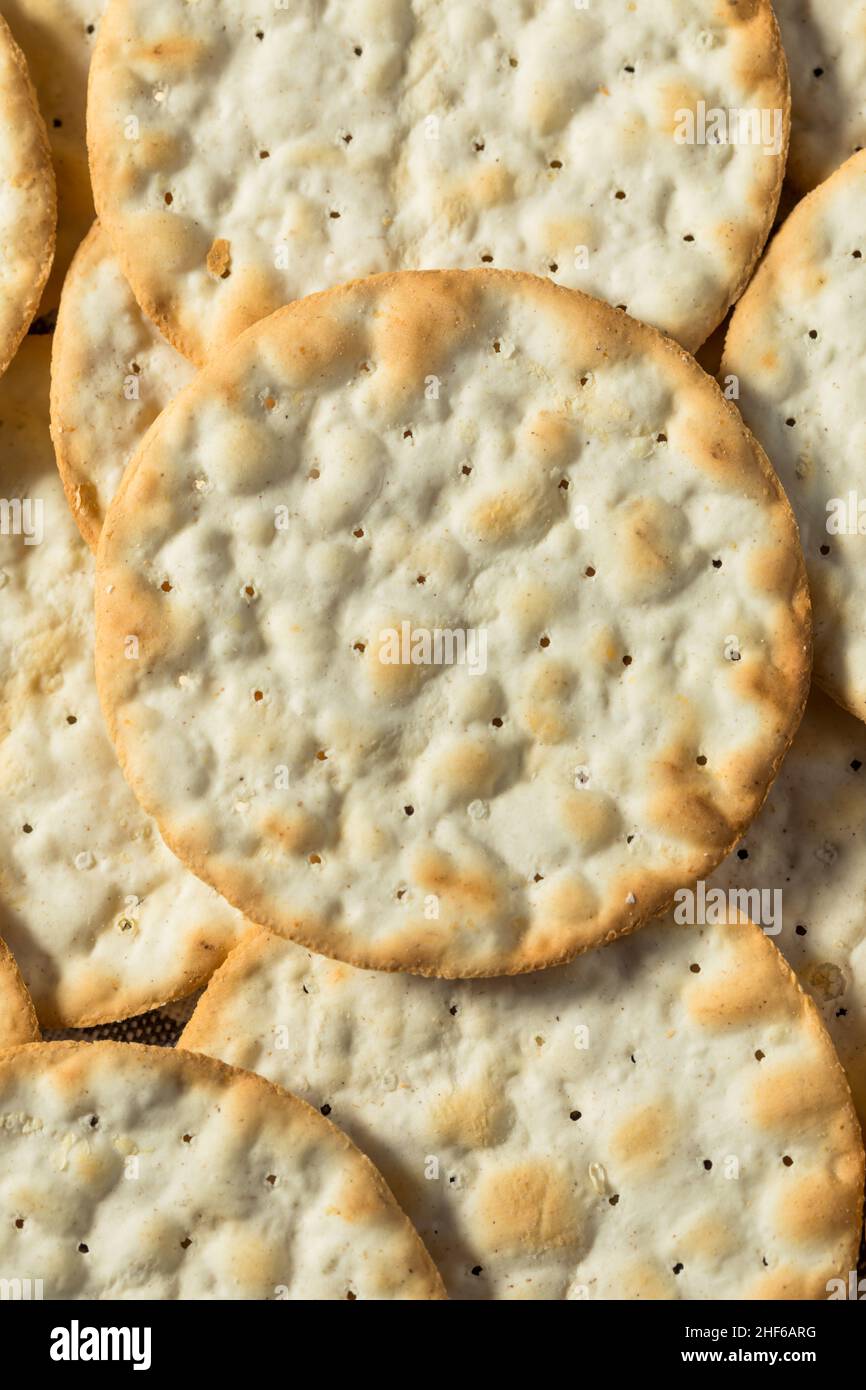 Cracker d'acqua sani e rotondi con sale Foto Stock