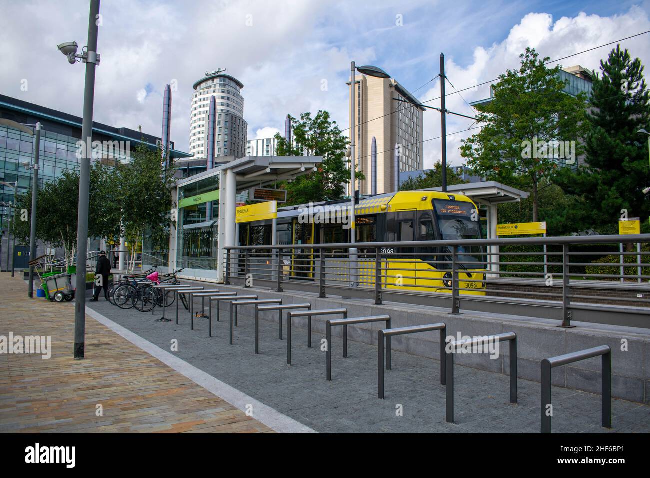 Salford, UK - 23rd settembre 2019: Piattaforma tram a MediaCityUK che porta i pendolari nel centro di Manchester da Salford Quays e dagli Studios of ITV Foto Stock