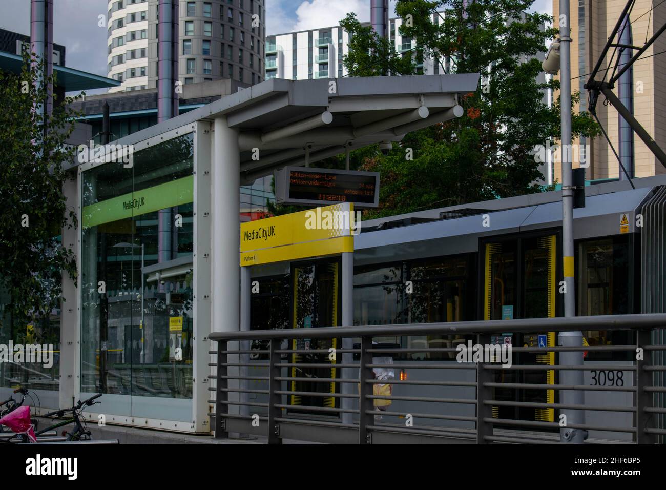 Salford, UK - 23rd settembre 2019: Piattaforma tram a MediaCityUK che porta i pendolari nel centro di Manchester da Salford Quays e dagli Studios of ITV Foto Stock