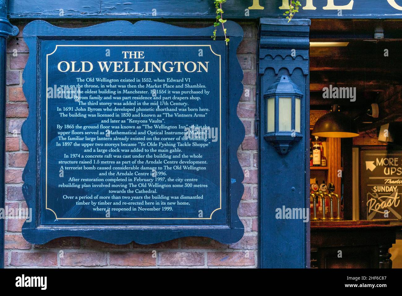 Manchester, UK - 22nd Settembre 2019: The Old Wellington, una casa pubblica nel mercato. E' l'edificio piu' antico del centro citta', costruito nel 1552 Foto Stock