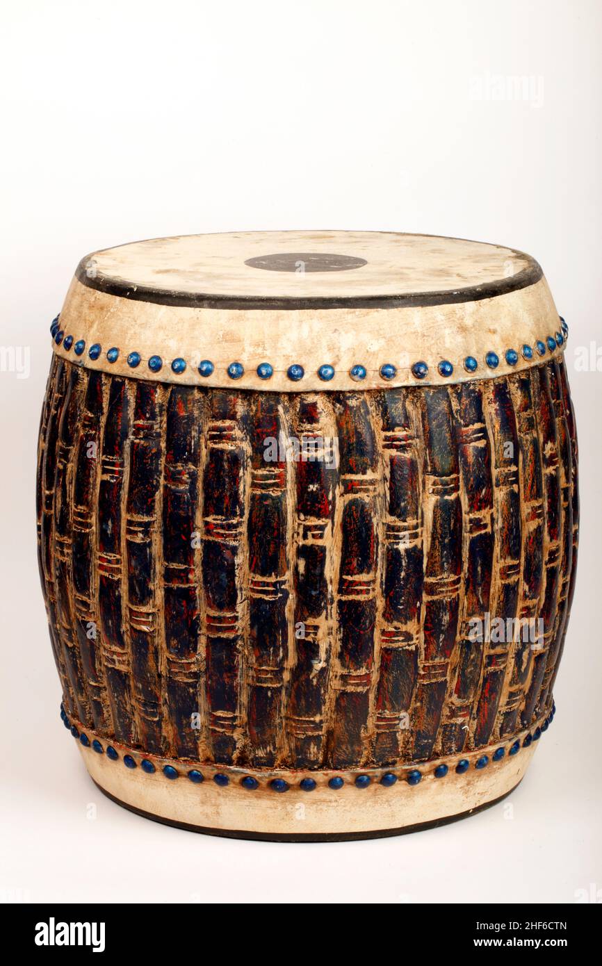 Tamburo giapponese Taiko in legno massello con due teste di pelle, modello di bambù ai lati. Foto Stock