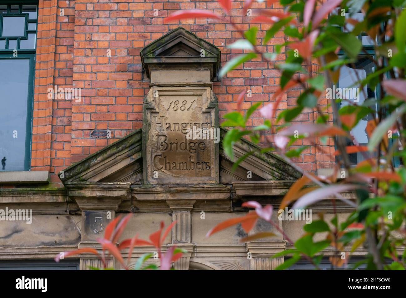 1881 Hanging Bridge Chambers a Manchester, Regno Unito. Il centro visitatori della cattedrale del centro della città è stato costruito su di lui vecchio ponte sospeso, ma originale re Foto Stock