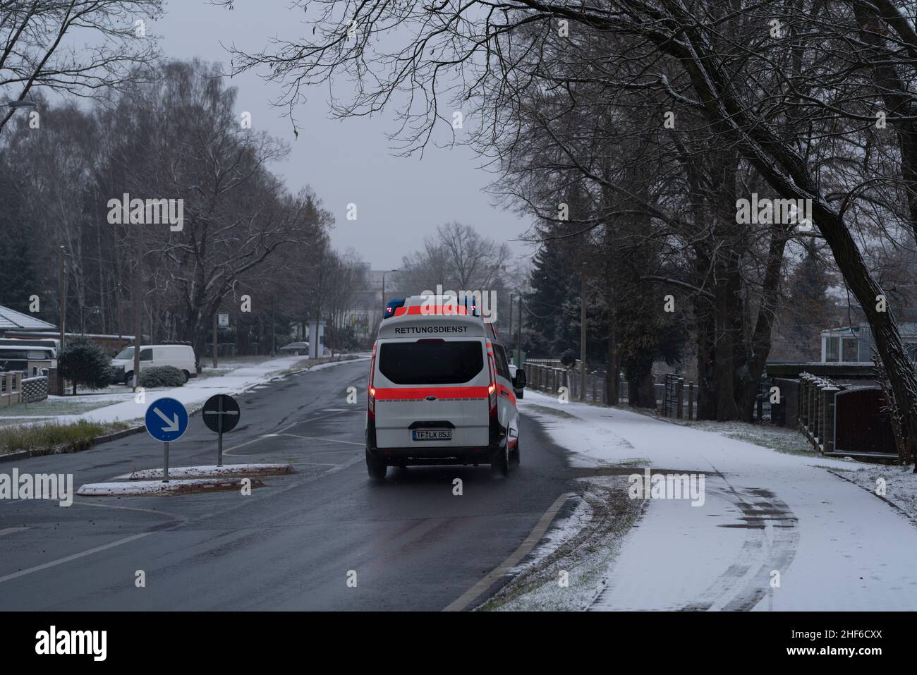 Germania, Brandeburgo, città Luckenwalde, l'inizio dell'inverno nella piccola città di Luckenwalde vicino Berlino, Ambulance sulla strada con servizio di salvataggio iscrizione tedesca Foto Stock