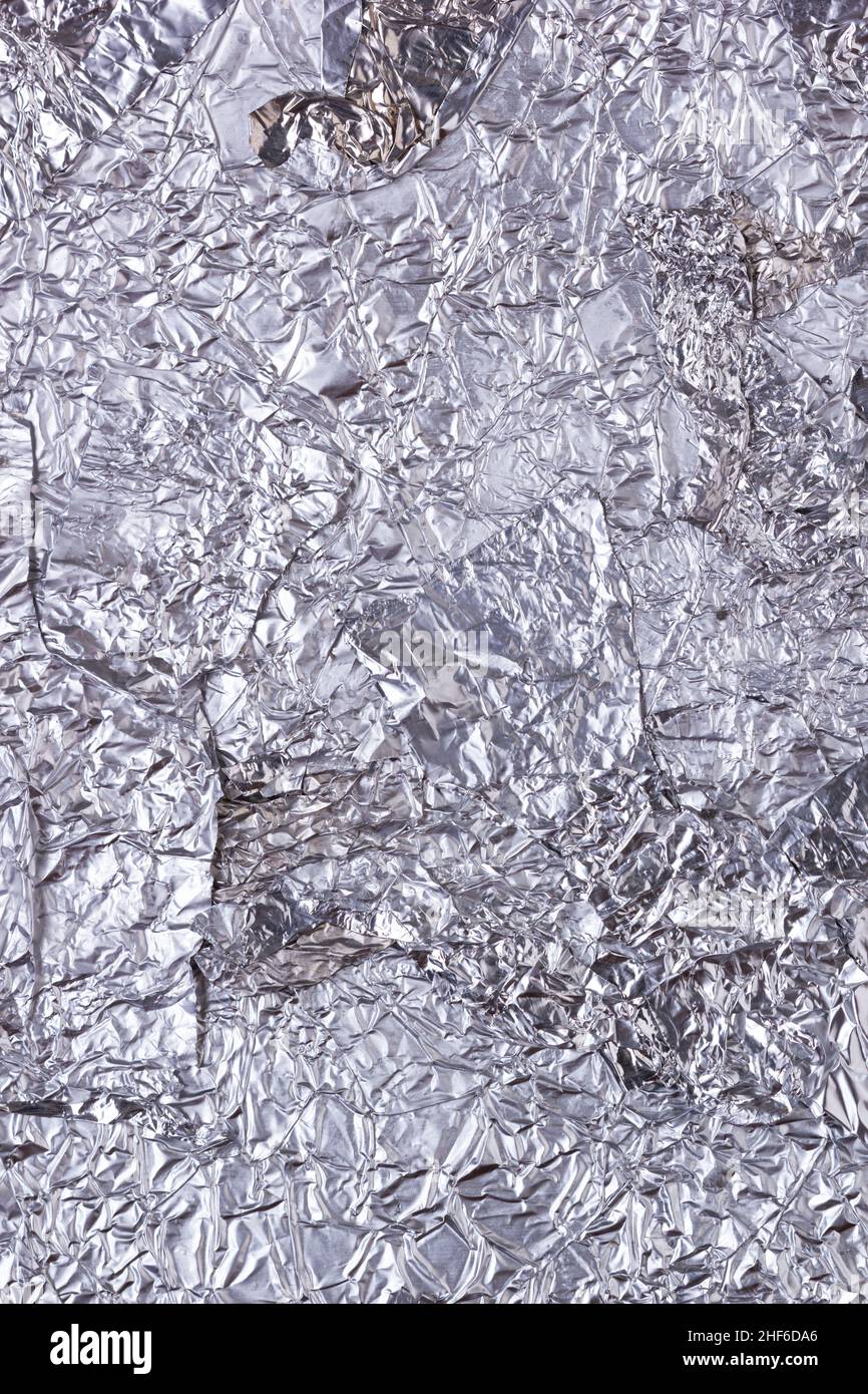 Lucido metallo fortemente rugoso argento grigio foglio superficie verticale sfondo per il design Foto Stock