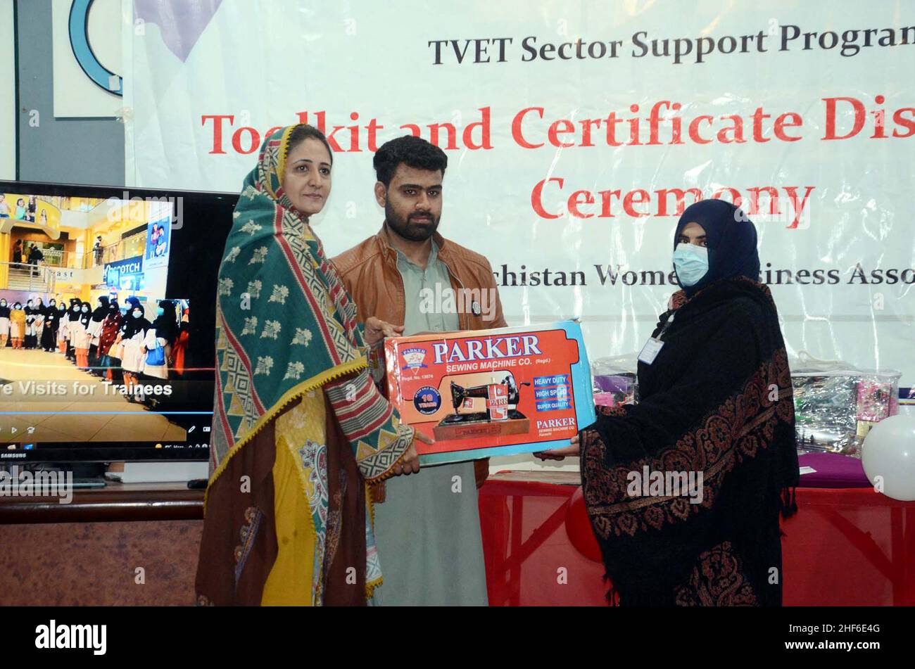 Presidente della Balochistan Women Business Association (BWBA), sana Durrani distribuisce i toolkit tra i partecipanti durante la cerimonia di distribuzione dei toolkit tenutasi a Quetta venerdì 14 gennaio 2022. Foto Stock