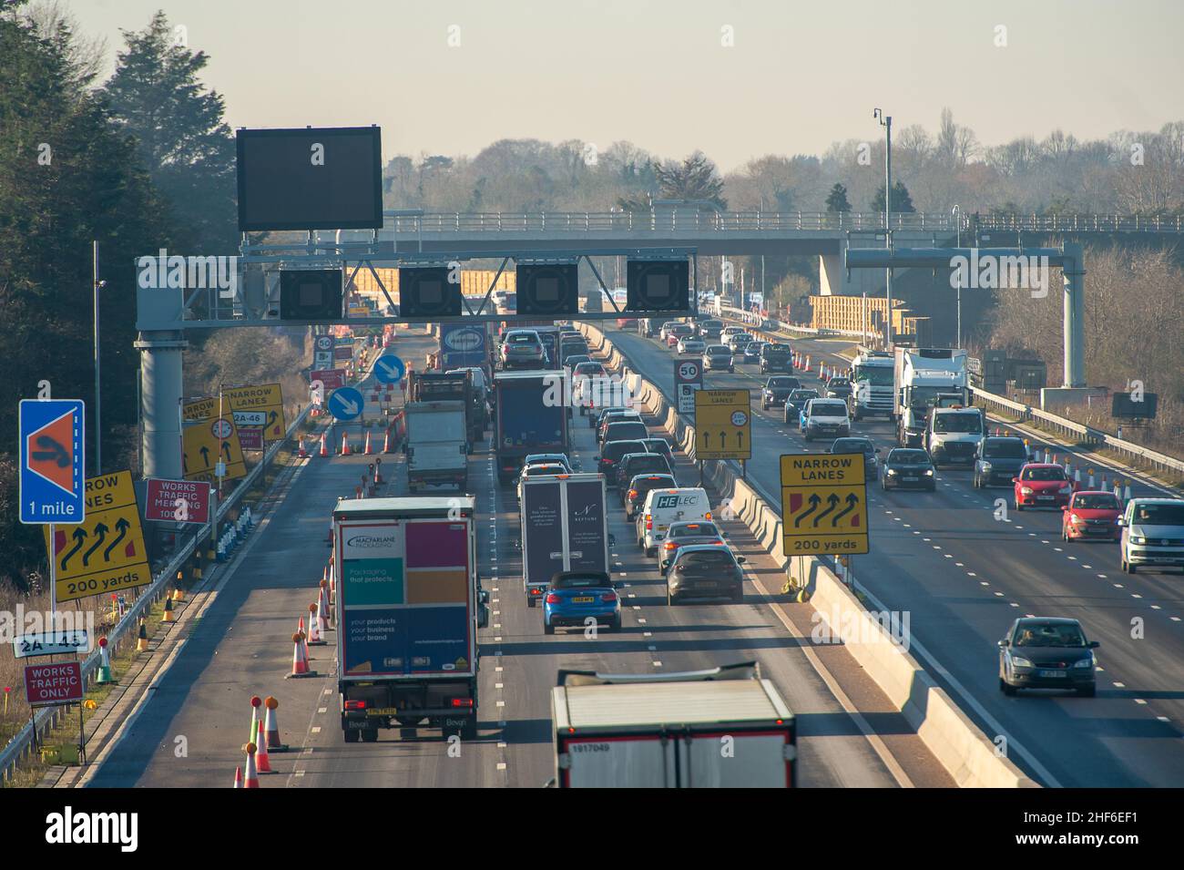 Dorney, Buckinghamshire, Regno Unito. 14th Gennaio 2022. Il traffico era in coda Westbound il M4 a pranzo oggi. Ci sono stati frequenti incidenti sul M4 mentre è in fase di aggiornamento a un All Lanes che gestisce Digital Smart Motorway. Ci sono corsie strette e la spalla dura è stata rimossa, ma le nuove aree di rifugio intermittenti non sono ancora in funzione. Negli ultimi cinque anni nel Regno Unito sono morte 38 persone sulle autostrade intelligenti. L'introduzione di eventuali nuovi aggiornamenti delle autostrade intelligenti nel Regno Unito è attualmente in sospeso in attesa di una revisione della sicurezza. Credit: Maureen McLean/Alamy Live News Foto Stock