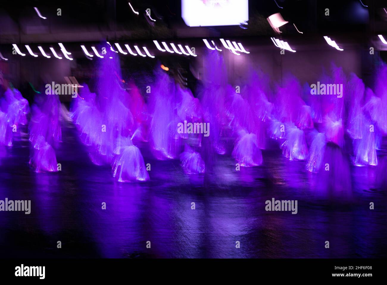 Fresco, inusuale, vibrante e colorato sfondo. Effetto bokeh, sfocato, sfocato, spazio per il posizionamento del prodotto o la copia del testo. Libertà, intrattenimento, Foto Stock