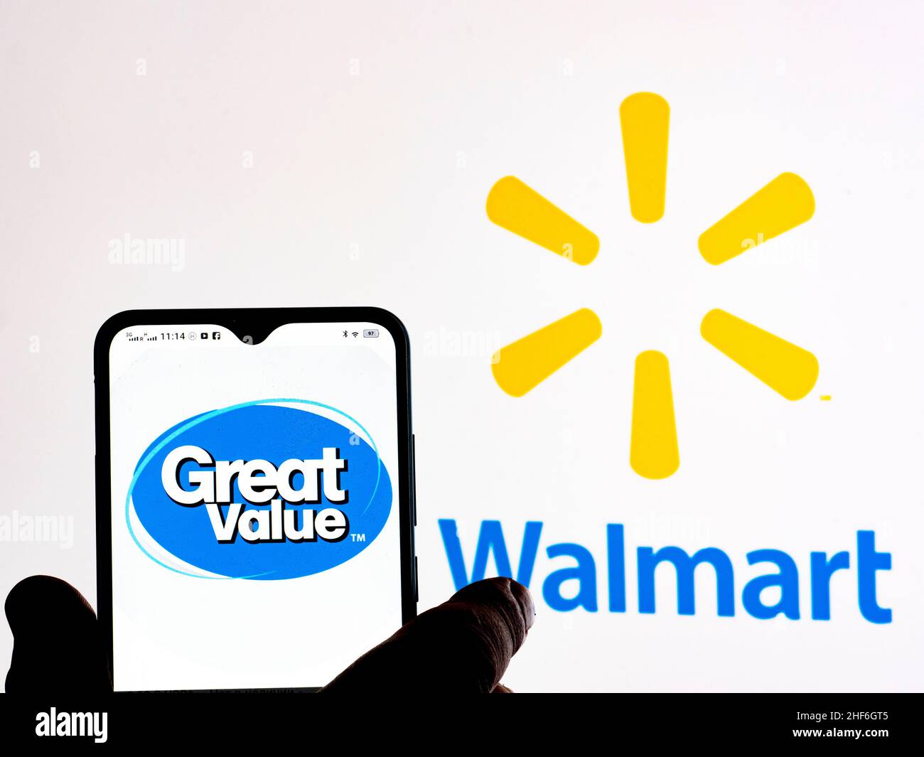 Ucraina. 14th Jan 2022. In questa illustrazione della foto, il marchio di grande valore di Walmart è visualizzato sullo schermo di uno smartphone con il logo di Walmart sullo sfondo. Credit: SOPA Images Limited/Alamy Live News Foto Stock