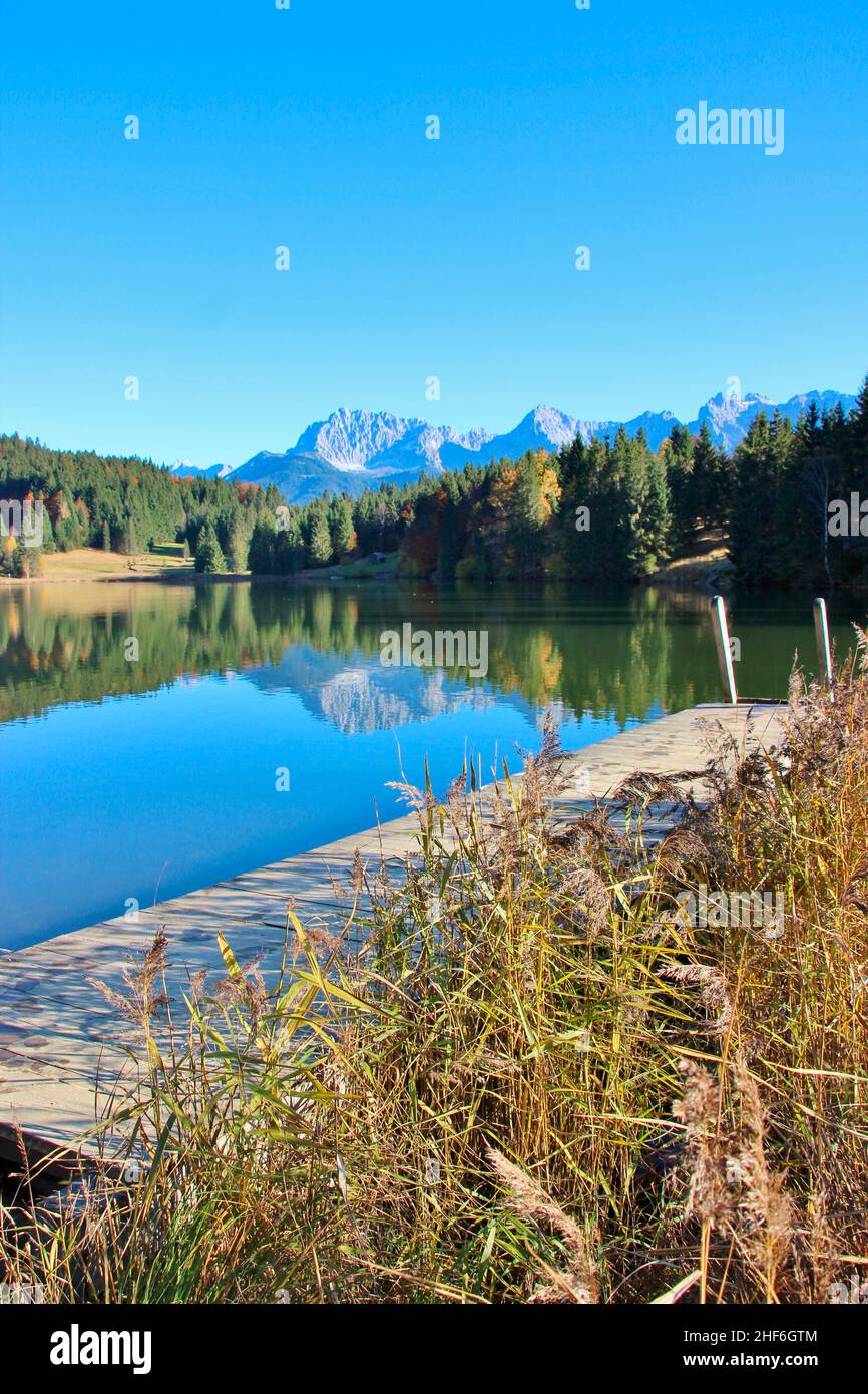 Germania, Baviera, Werdenfels, Geroldsee, veduta di Karwendel in autunno, passerella, passerella in legno, Baviera, alta Baviera, Werdenfelser Land, Germania, Europa Foto Stock