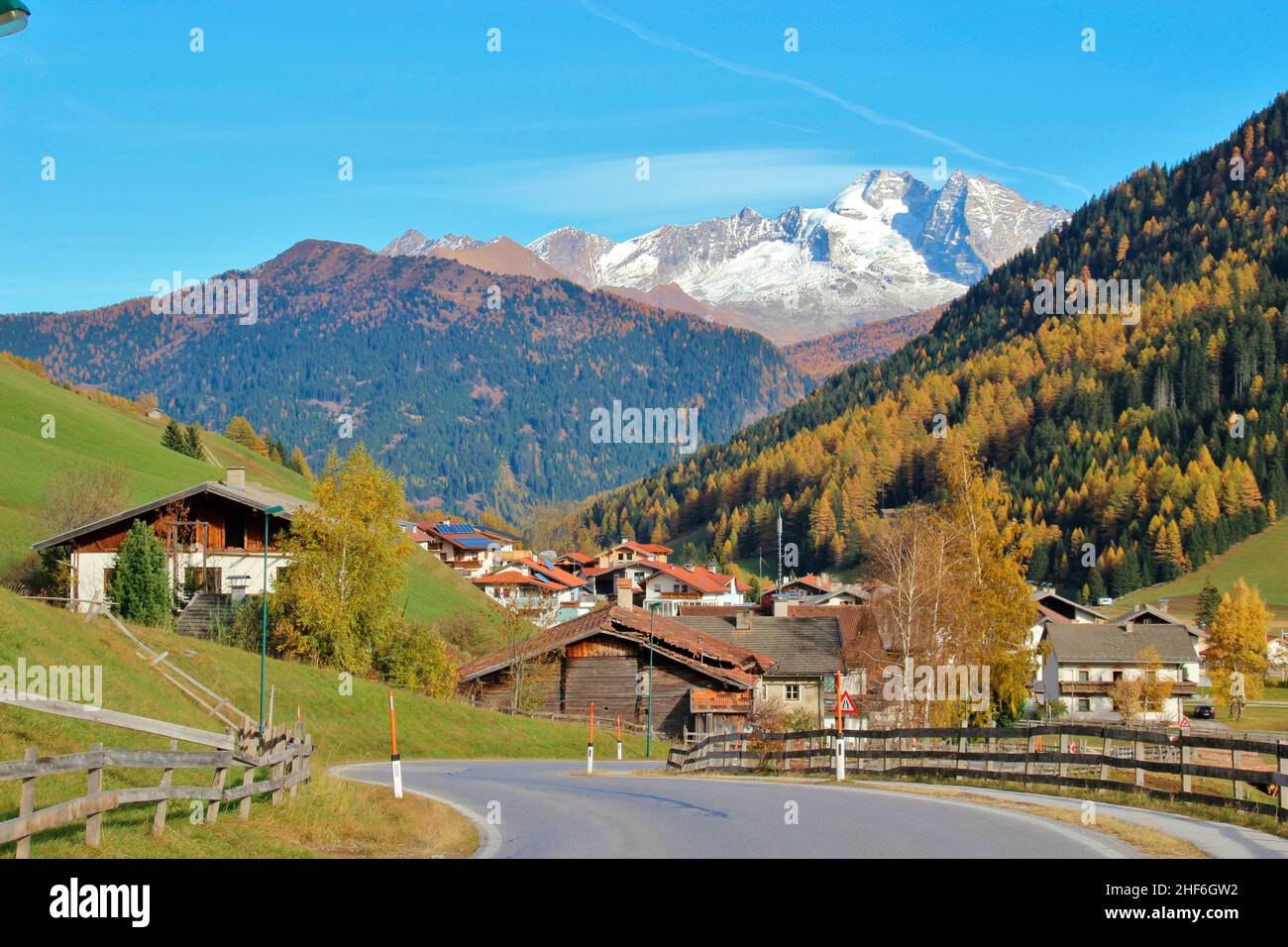 Austria, Tirolo, Wipptal, Obernberg am Brenner, sullo sfondo le Alpi Zillertal, paesaggio, natura, montagne, località, Brennero, strada, case, cortili, paesaggio montano, Foto Stock