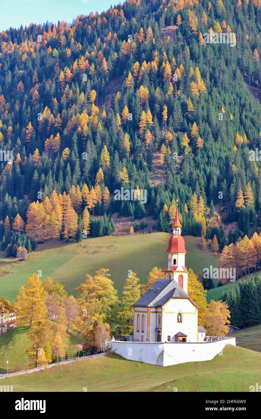 Austria, Tirolo, Wipptal, Obernberg am Brenner, chiesa parrocchiale barocca di San Nicola, paesaggio, natura, montagne, località, Brennero, strada, case, fattorie, paesaggio montano, larici, foresta di larici Foto Stock