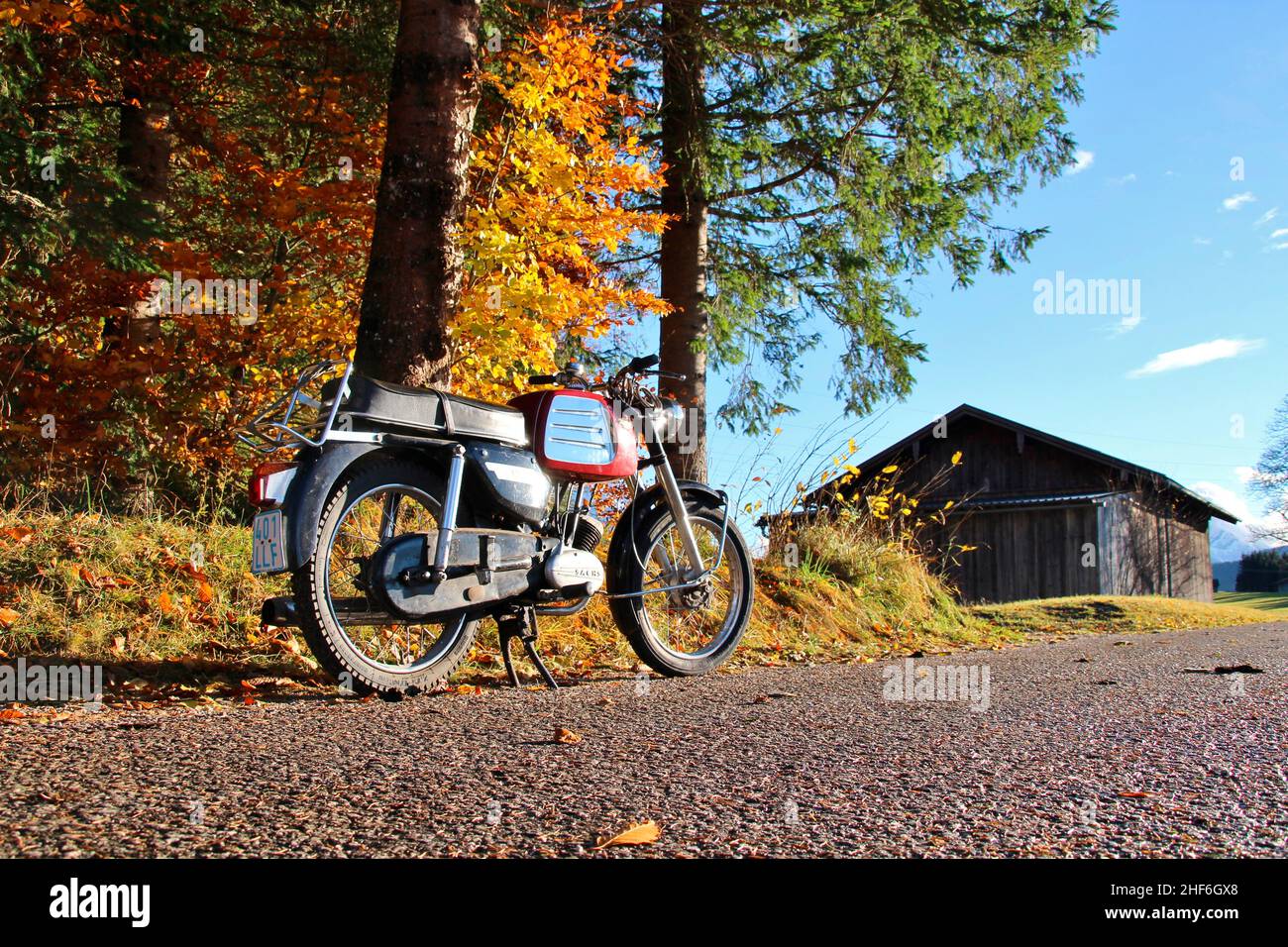 Una motocicletta si trova su un percorso di campo tra Krün e Mittenwald di fronte a un meraviglioso sfondo autunnale. DKW 139S, costruito nel 07/1969, Zweirad Union, Baviera, Germania, Foto Stock