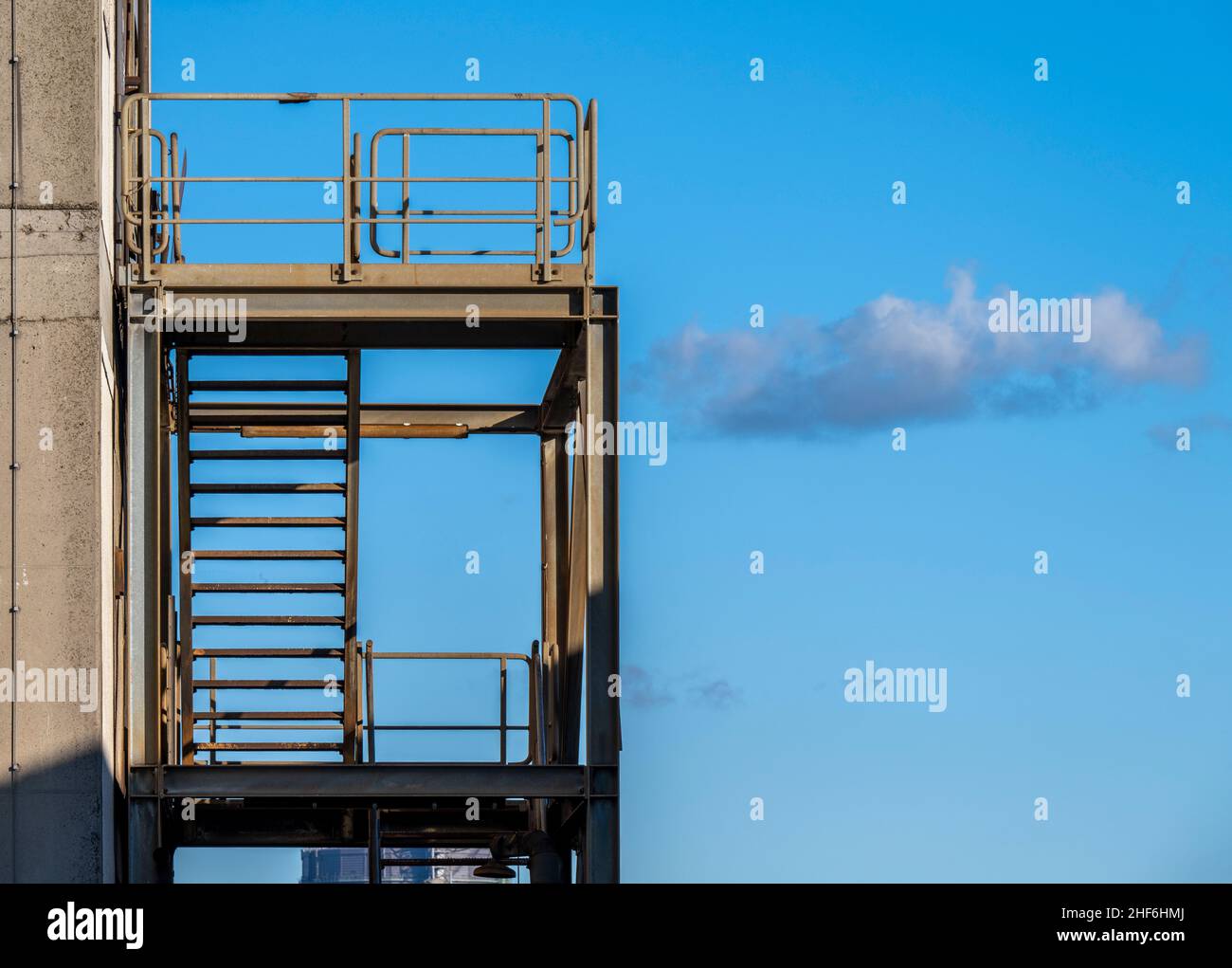Scale, nuvola, cielo blu, parco industriale Foto Stock