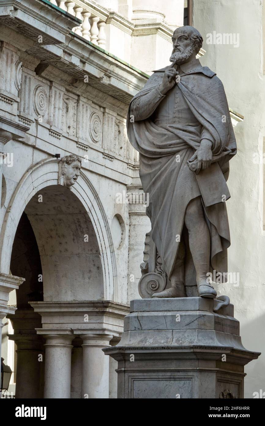 Statua del famoso architetto Andrea Palladio nel centro storico di Vicenza, nei pressi dell'edificio chiamato Basilica Palladiana Foto Stock
