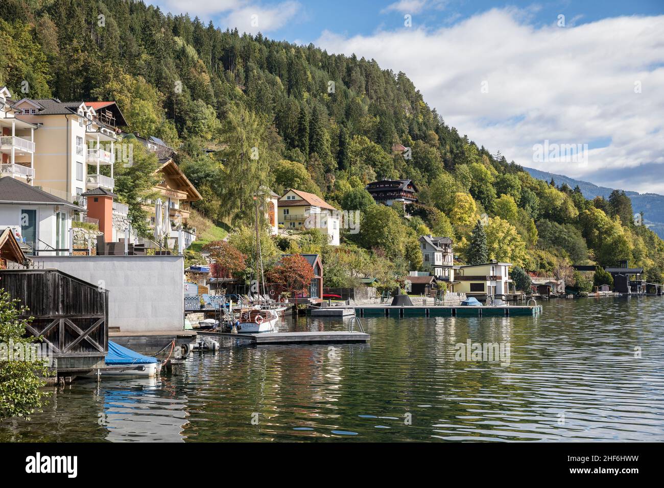 Zona costiera con attracchi per barche a Millstatt am Millstätter See, Carinzia, Austria, Europa Foto Stock