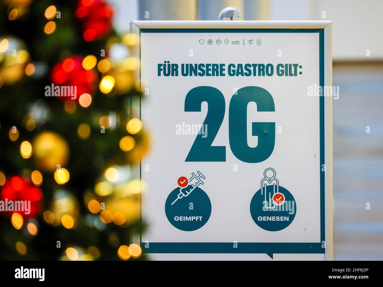 Essen, Renania settentrionale-Vestfalia, Germania - 2G gastronomia in tempi della corona pandemic. Cartello informativo per l'ordinanza sulla protezione di Corona. I visitatori devono aver recuperato o essere vaccinati. Foto Stock