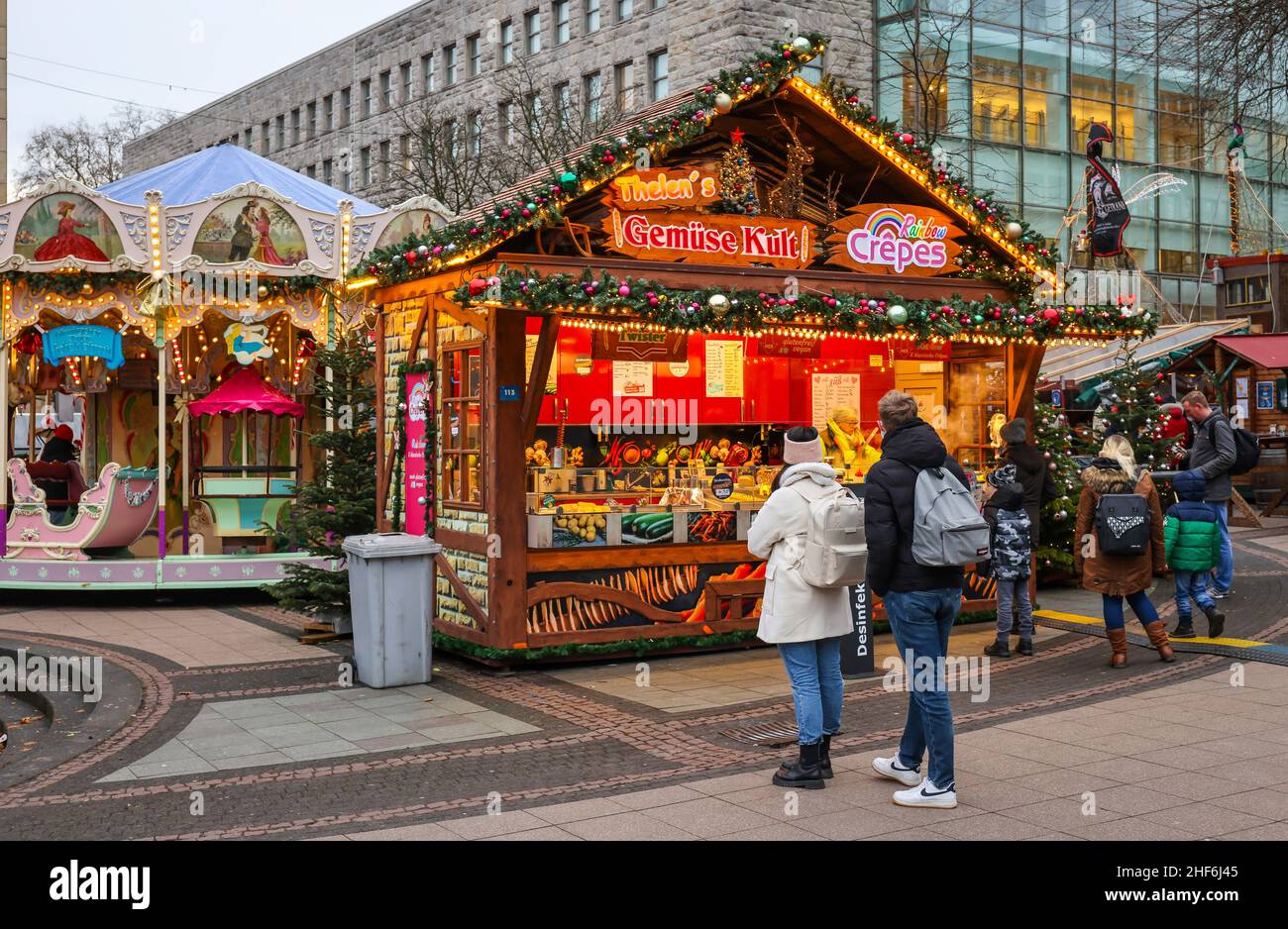 Essen, Renania settentrionale-Vestfalia, Germania - mercato di Natale ad Essen in tempi della pandemia della corona in 2G condizioni. I visitatori di Kennedyplatz devono essere guariti o vaccinati. Nella zona pedonale di Essen non vi è alcun obbligo di indossare una maschera, ma una raccomandazione di indossare una maschera. Foto Stock