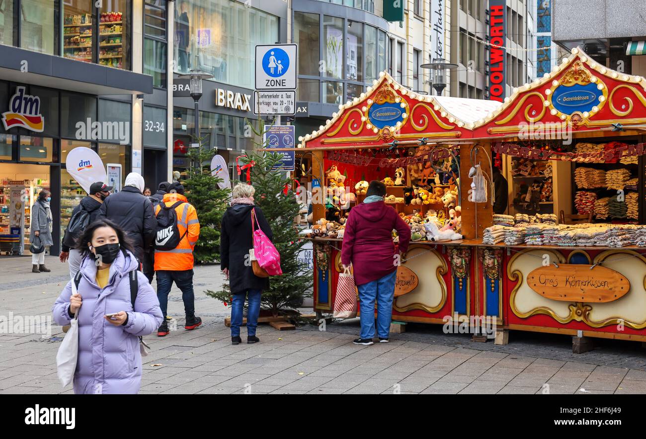 Essen, Nordrhein-Westfalen, Deutschland - Weihnachtsmarkt in Essen in Zeiten der Corona-Pandemie unter 2G Bedingungen. Die Besucher muessen genesen od Foto Stock
