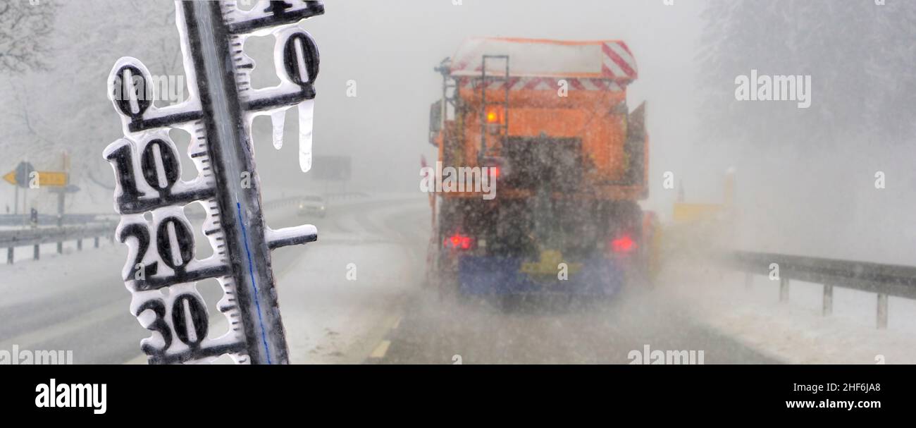 Il termometro mostra la temperatura fredda e le ciclicette in inverno con l'aratro da neve Foto Stock