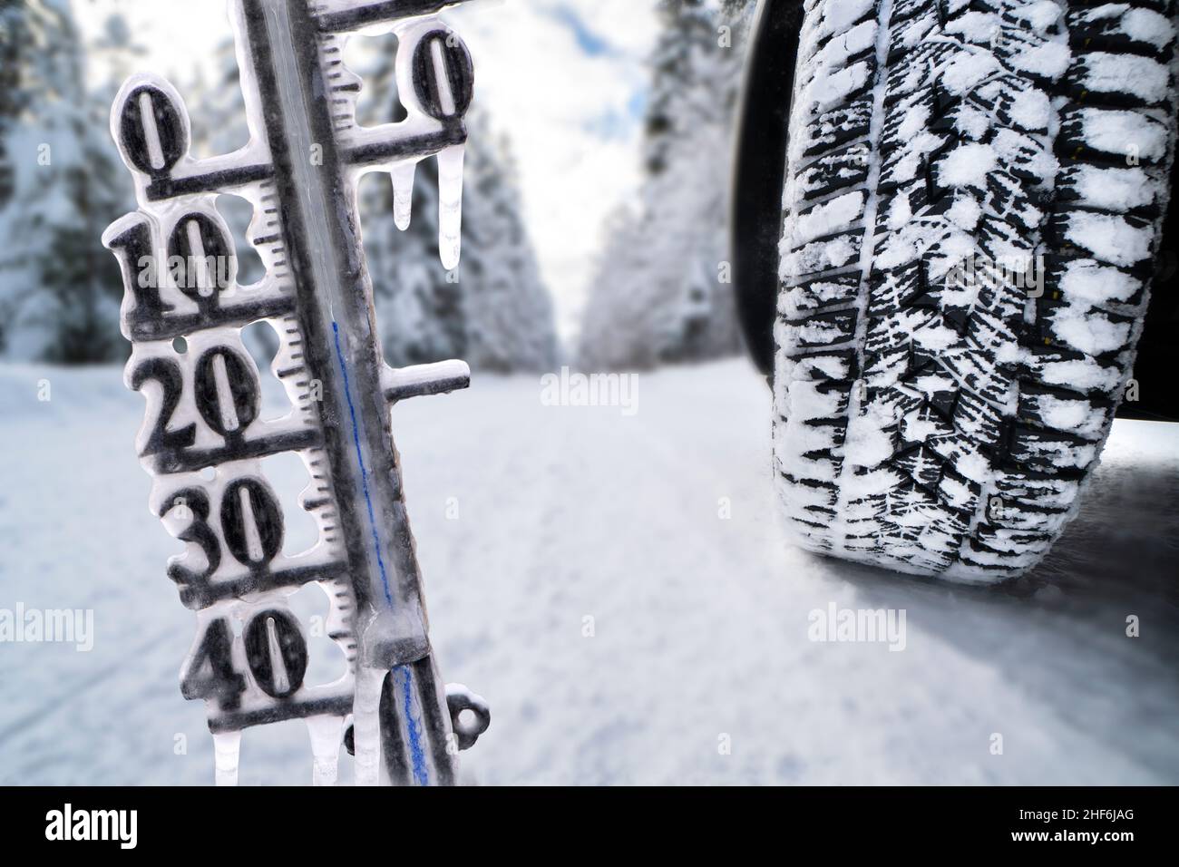 Il termometro mostra la temperatura fredda e le ghiacciate in inverno su strada scivolosa Foto Stock