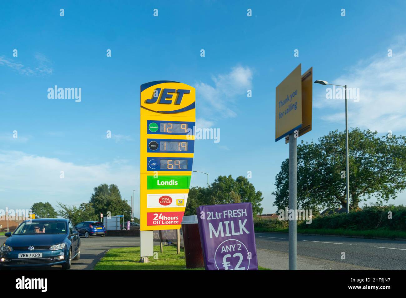 Durham, UK - 23rd agosto 2019: Stazione di benzina e diesel Jet, display pubblicitario che mostra il costo del carburante. Concetto di aumento del prezzo del carburante Foto Stock