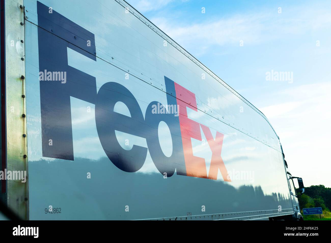 Durham, UK - 23rd agosto 2019: FedEx, Federal Express, camion che guidano lungo un'autostrada britannica. Servizi di consegna di corriere multinazionale americana. Consegna Foto Stock