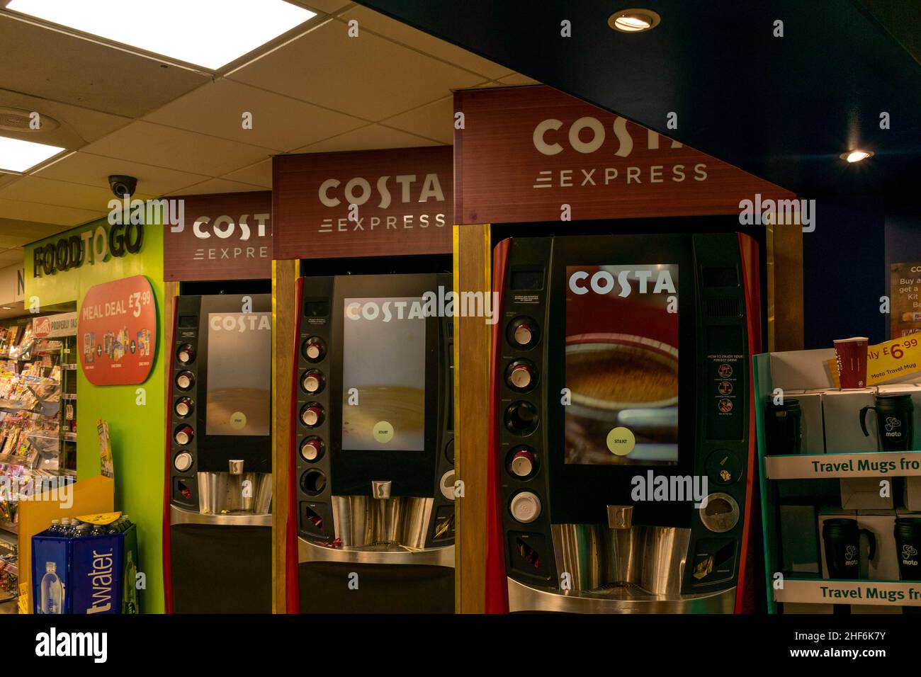 Durham, UK - 23rd agosto 2019: Macchina da caffè Costa Coffee Express presso una stazione di servizio autostradale. Gli automobilisti possono servire da soli una bevanda calda a base di caffeina Foto Stock