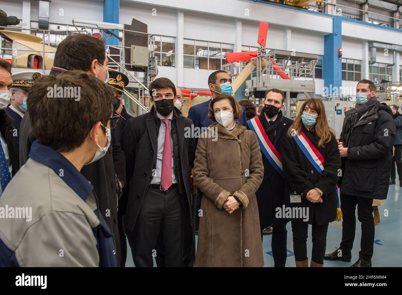 Marignane, Francia. 14th Jan 2022. Florence Parly (R) e Bruno Even (L) (CEO Airbus Helicopters) hanno visto salutare il personale della linea di assemblaggio dell'elicottero.Florence Parly, Ministro della Difesa, visita lo stabilimento Airbus Helicopters di Marignane. Ha ufficializzato un contratto per la convalida dell'acquisto di 30 nuovi NH160 elicotteri soprannominati 'guépard'. Questo ordine perpetua l'occupazione del sito industriale per almeno 15 anni. Credit: SOPA Images Limited/Alamy Live News Foto Stock