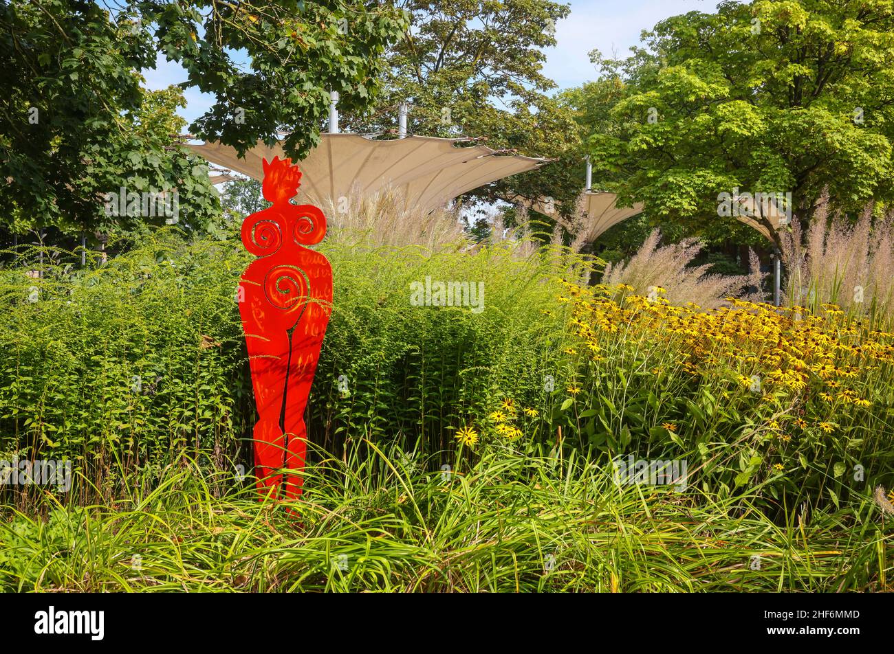 Hamm, Renania settentrionale-Vestfalia, Germania, i fiori fioriscono nel giardino perenne di Maximilianpark. Il Maximilianpark, nella città di Hamm, è un parco divertimenti costruito sul sito della disutilizzata colliria Massimiliana sin dallo spettacolo orticolo dello stato del 1984. Foto Stock