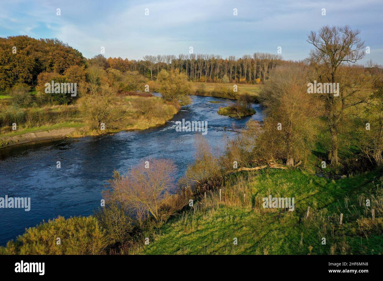 Datteln, Renania Settentrionale-Vestfalia, Germania, Lippe, sviluppo del fiume e della pianura alluvionale della Lippe vicino Haus Vogelsang, un paesaggio fluviale quasi naturale è stato creato qui, un ecosistema intatto della pianura alluvionale fiume restaurato con protezione dalle inondazioni attraverso le aree alluvionali di nuova progettazione. Foto Stock