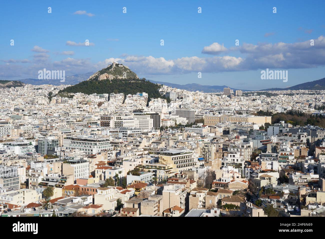 Paesaggio urbano di Atene, foto scattata dalle mura dell'Acropoli. il parlamento greco e la collina di Lycabettus si trovano sullo sfondo. Foto Stock