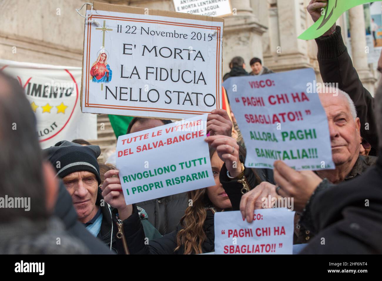Roma, Italia 22/12/2015: Le 'vittime delle casse di risparmio' proteste contro il governo Bankitalia: Circa duecento investitori si sono riuniti in via Nazionale per protestare contro il decreto che ha spazzato via azioni e obbligazioni subordinate CariFerrara, CariChieti, Bank Marche e Banca Etruria. ©Andrea Sabbadini Foto Stock