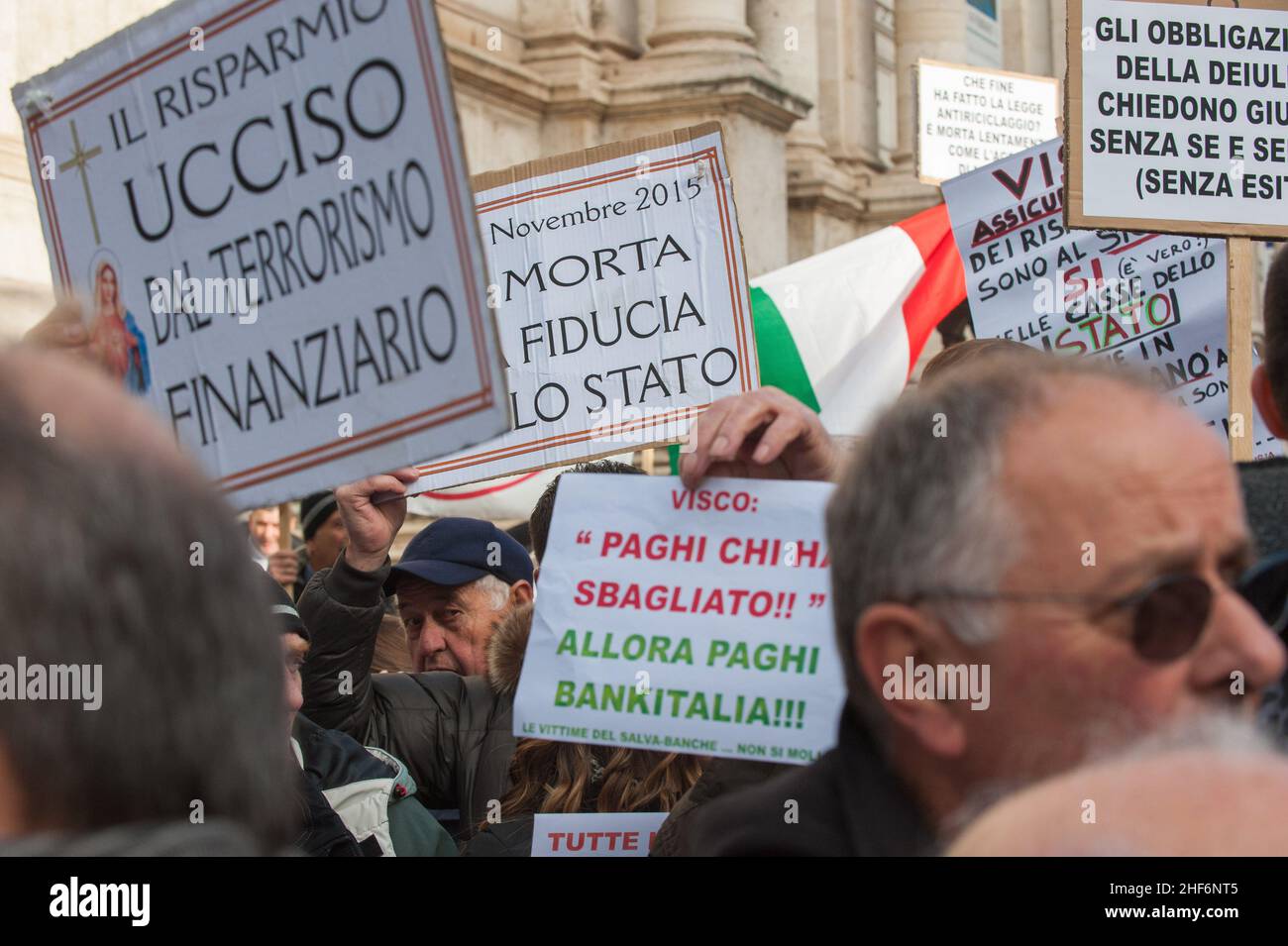 Roma, Italia 22/12/2015: Le 'vittime delle casse di risparmio' proteste contro il governo Bankitalia: Circa duecento investitori si sono riuniti in via Nazionale per protestare contro il decreto che ha spazzato via azioni e obbligazioni subordinate CariFerrara, CariChieti, Bank Marche e Banca Etruria. ©Andrea Sabbadini Foto Stock