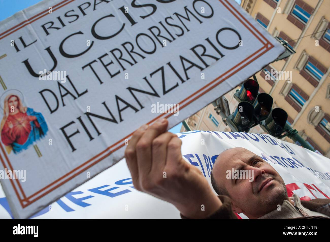 Roma, Italia 22/12/2015: Le 'vittime delle casse di risparmio' proteste contro il governo Bankitalia: Circa duecento investitori si sono riuniti in via Nazionale per protestare contro il decreto che ha spazzato via azioni e obbligazioni subordinate CariFerrara, CariChieti, Bank Marche e Banca Etruria. ©Andrea Sabbadini Foto Stock