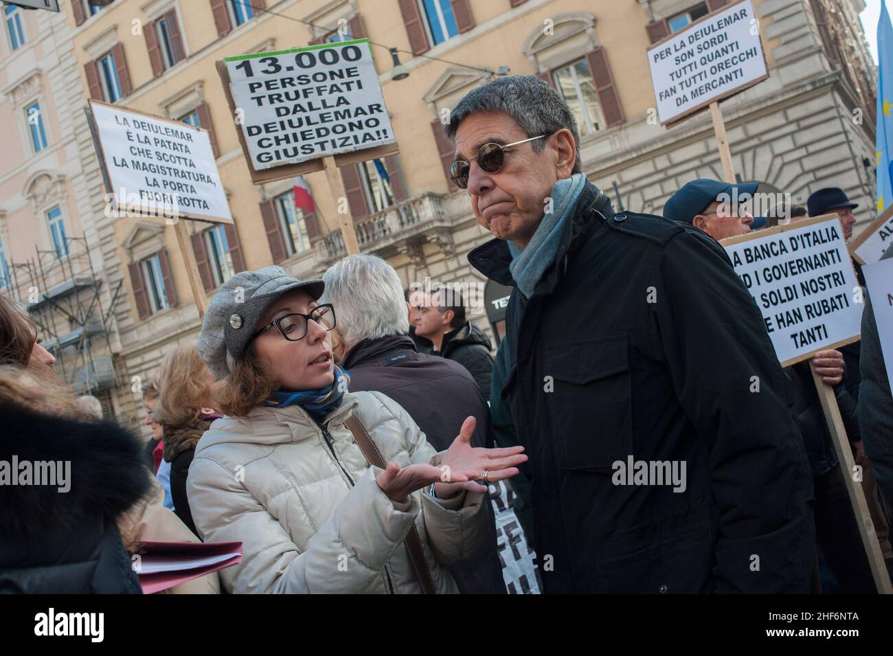 Roma, Italia 22/12/2015: Le 'vittime delle casse di risparmio' proteste contro il governo Bankitalia: Circa duecento investitori si sono riuniti in via Nazionale per protestare contro il decreto che ha spazzato via azioni e obbligazioni subordinate CariFerrara, CariChieti, Bank Marche e Banca Etruria. ©Andrea Sabbadini Foto Stock